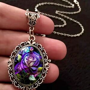 An Elegant Flower-shaped Oval Glass Pendant Necklace,
